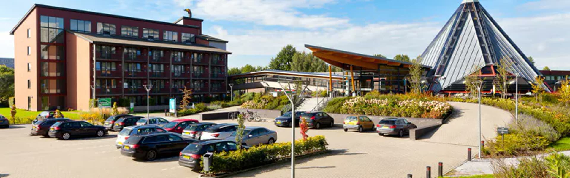 Van der Valk Hotel Drachten — vooraanzicht met restaurant-piramide