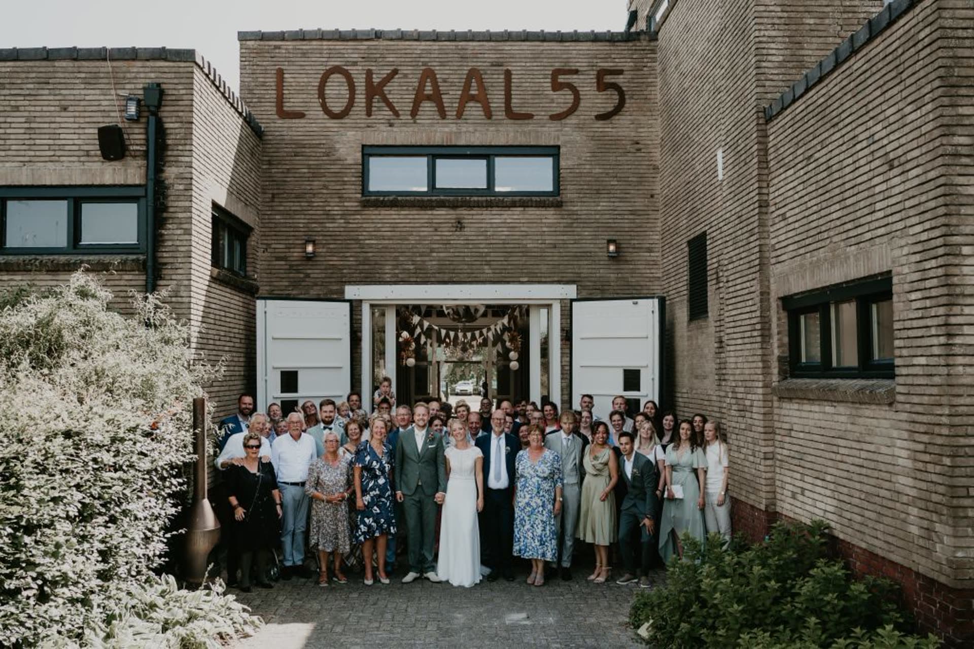 Lokaal 55 in Sneek — gevel met bedrijfsnaam in metselwerk
